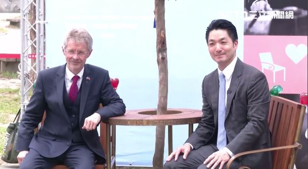 同坐哈維爾長椅！蔣萬安喊民主就像火鍋　韋德齊：真理和愛必戰勝謊言